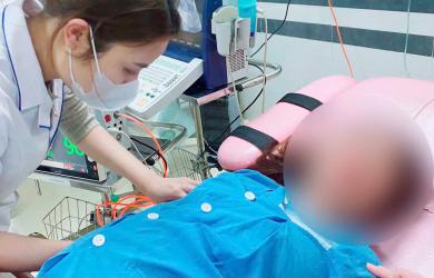 Sản phụ 21 tuổi đẻ rơi con tại nhà