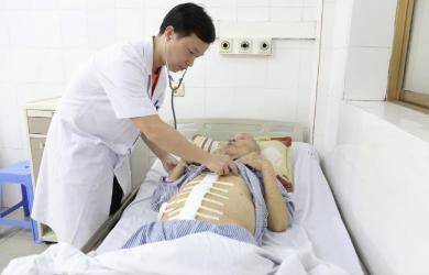 Cứu sống cụ ông 85 tuổi bị vỡ phình động mạch chủ bụng nguy kịch