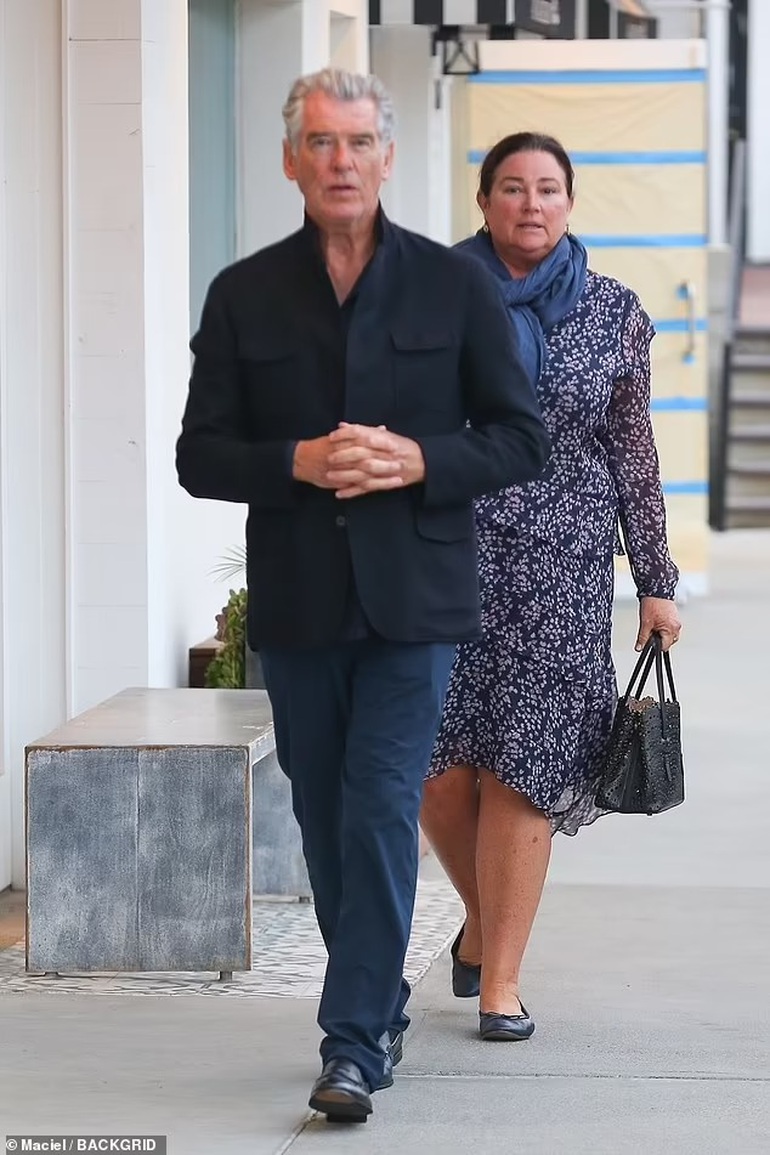 Hơn 20 năm chung sống, tài tử Pierce Brosnan vẫn yêu chiều vợ hết mực