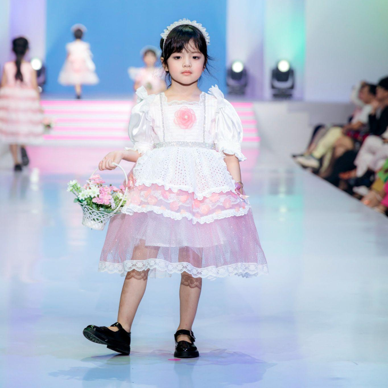 Thiên thần nhỏ 4 tuổi gây ấn tượng khi catwalk chuyên nghiệp trên sàn diễn thời trang